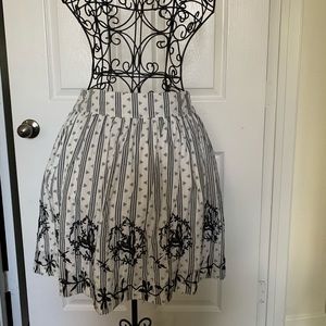 Cotton short skirt. Ivory with black detail and embroidery.